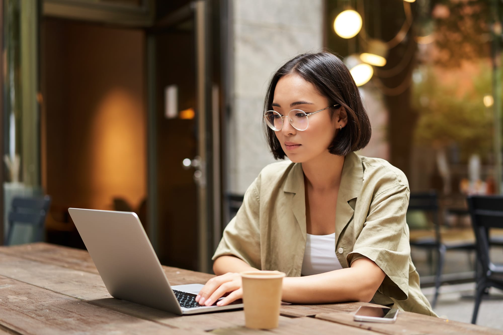 jeune-femme-travaillant-dans-cafe-aide-ordinateur-portable-buvant-du-cafe-etudiante-asiatique-goujon-ordinateur.jpg